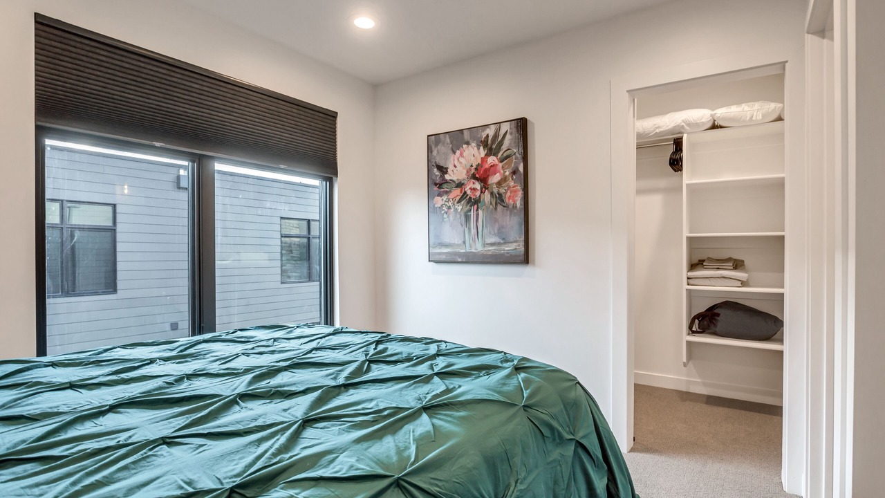 Photo of Bedroom in People's Freeway