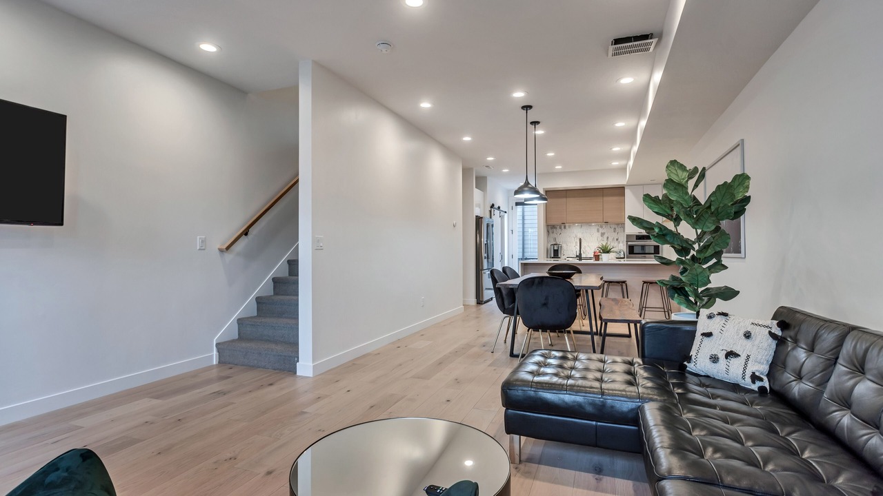 Photo of Livingroom in People's Freeway