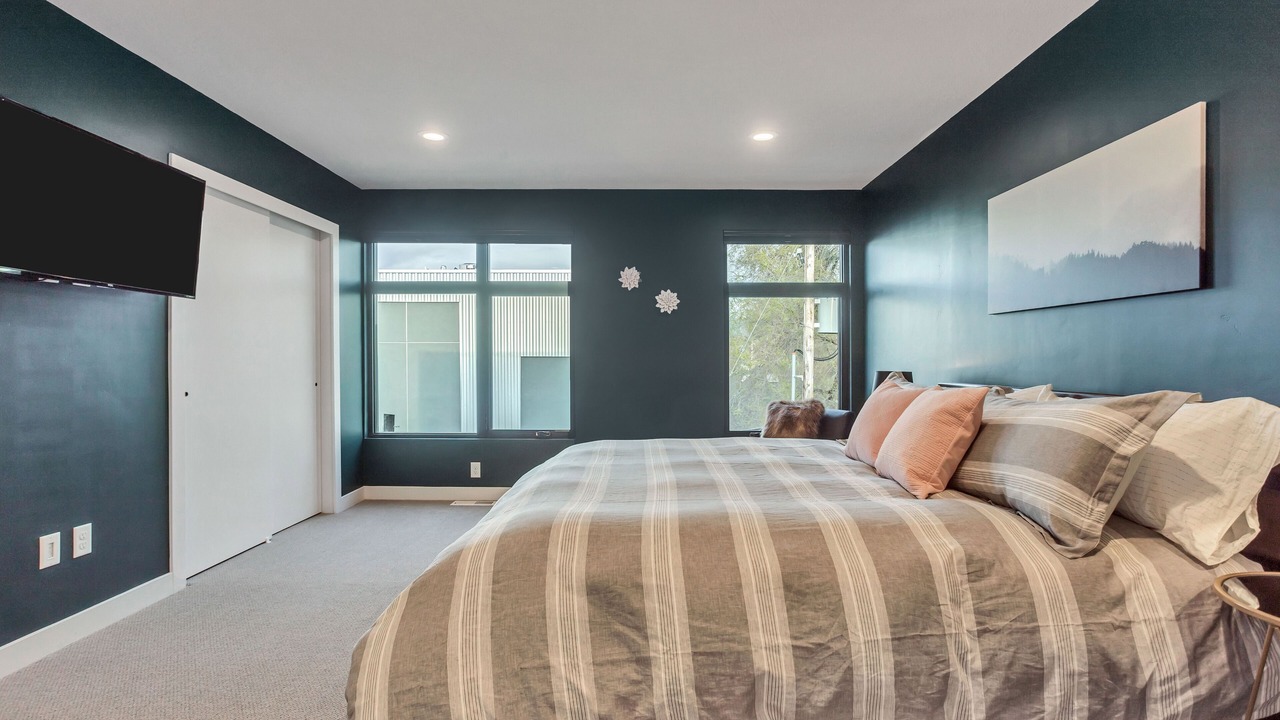 Photo of Bedroom in People's Freeway