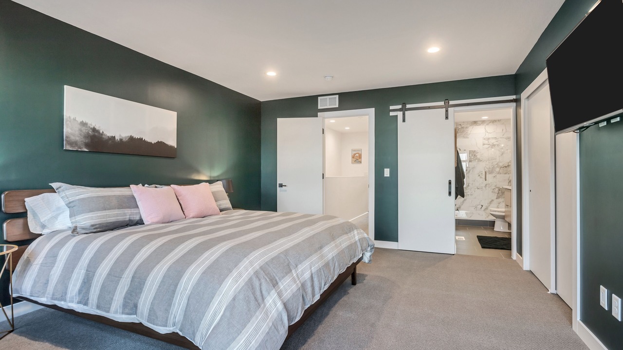 Photo of Bedroom in People's Freeway