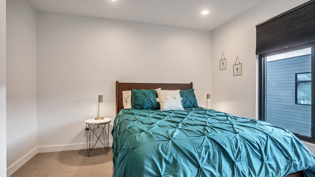 Photo of Bedroom in People's Freeway
