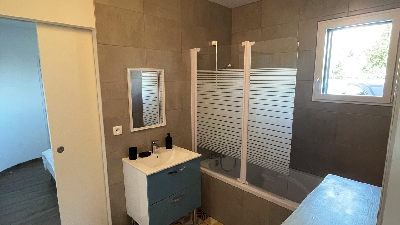 Photo of Bathroom in Dragey-Ronthon