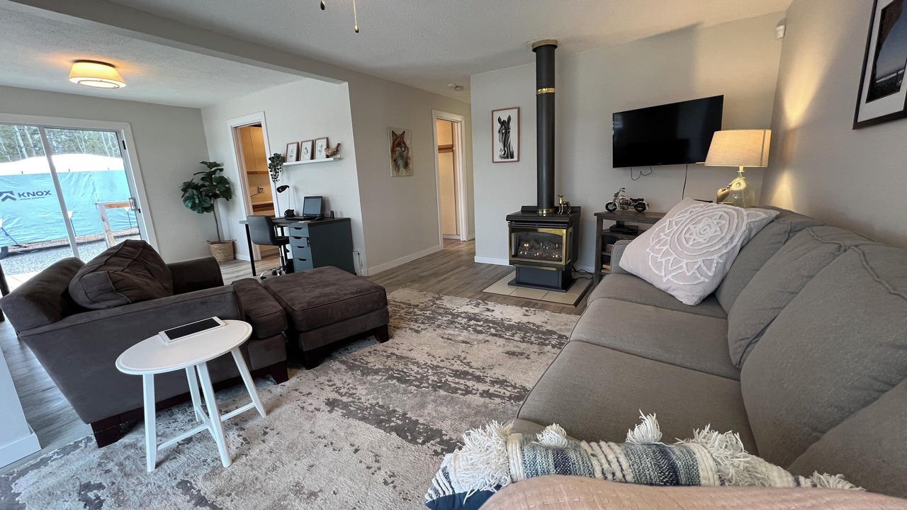 Photo of Livingroom in 70 Mile House