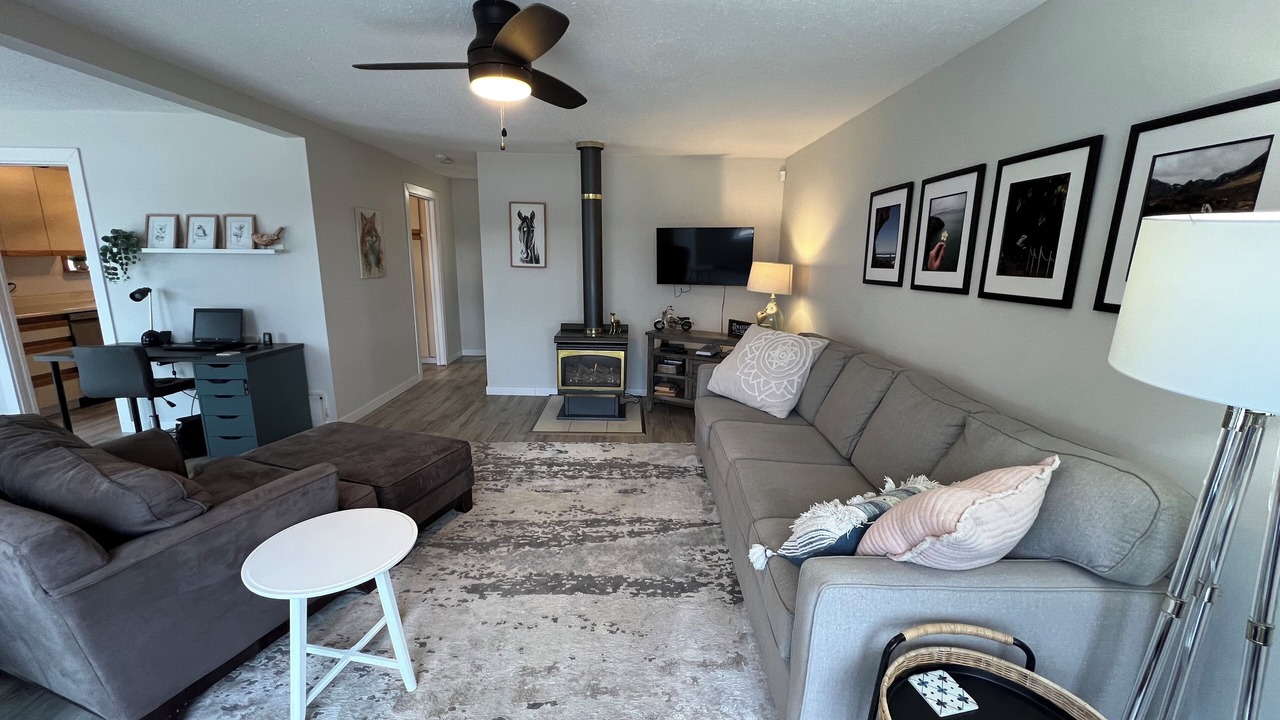 Photo of Livingroom in 70 Mile House