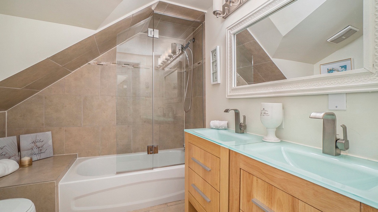 Photo of Bathroom in Byward Market - Parliament Hill