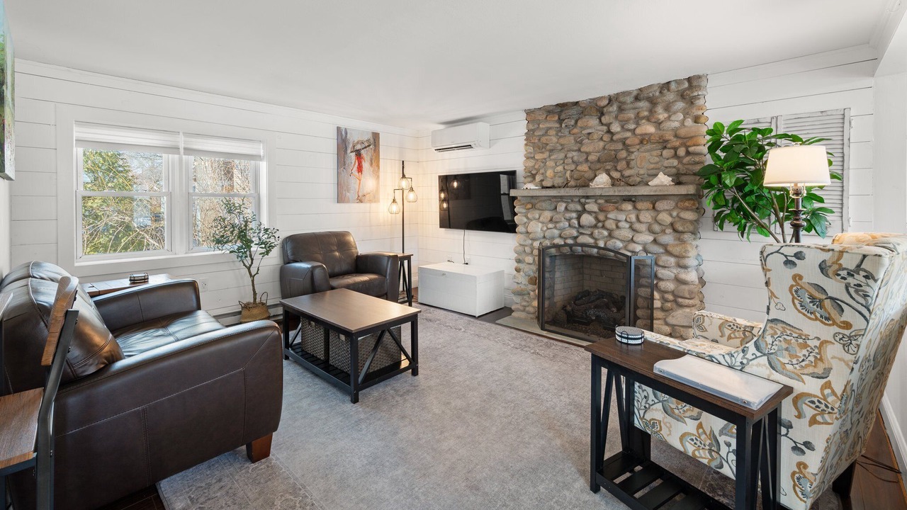 Photo of Livingroom in Niantic