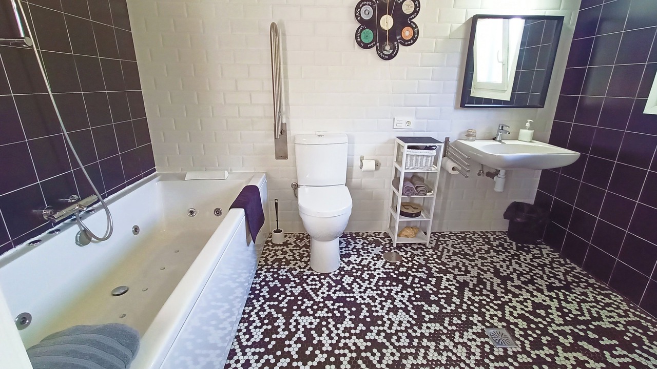Photo of Bathroom in Menaka