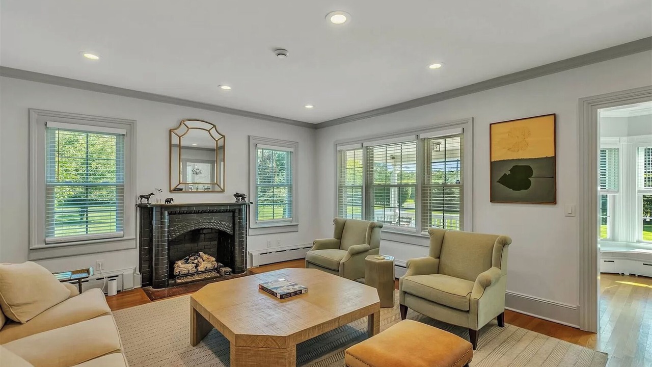 Photo of Livingroom in Center Moriches
