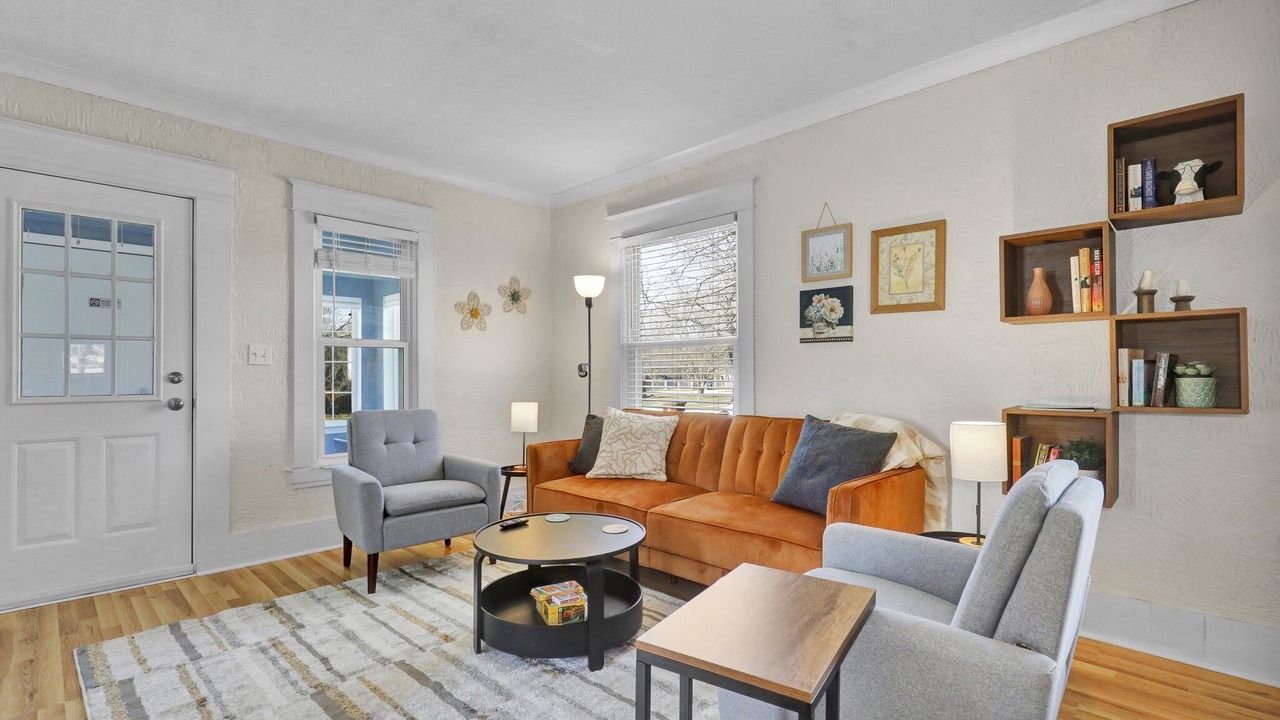 Photo of Livingroom in Lansing