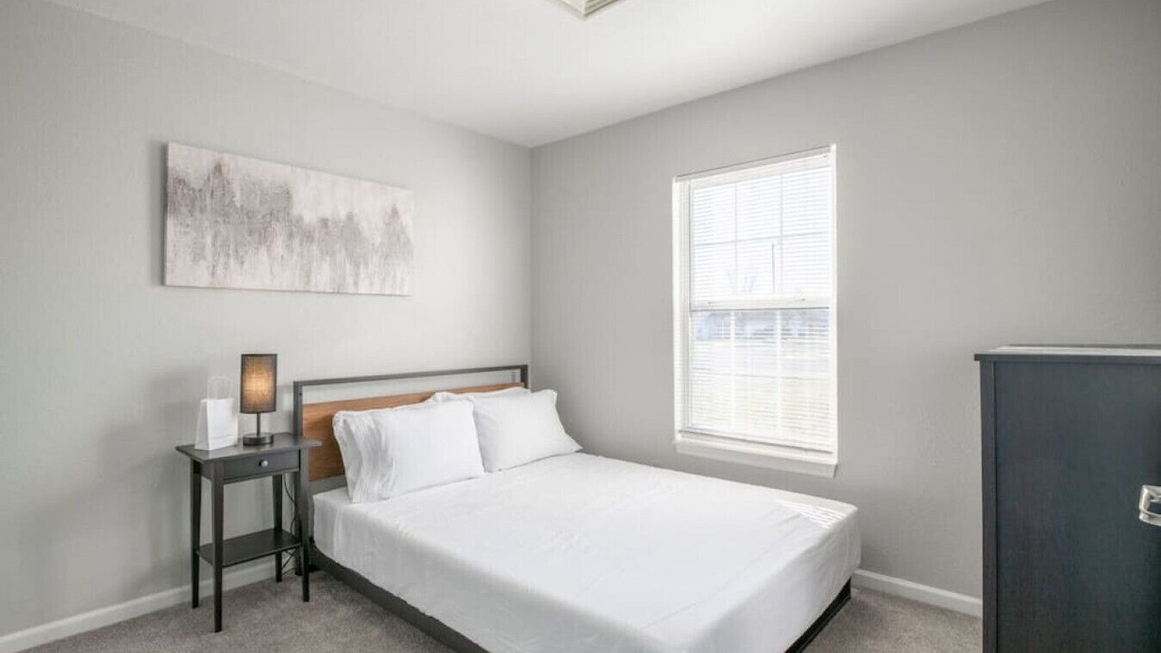 Photo of Bedroom in Groveland