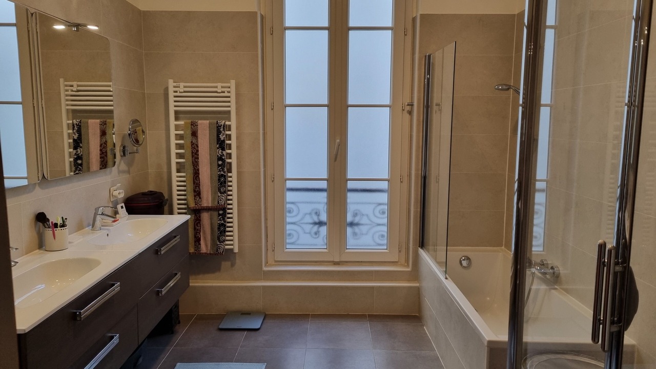 Photo of Bathroom in Quartier Saint-Ambroise