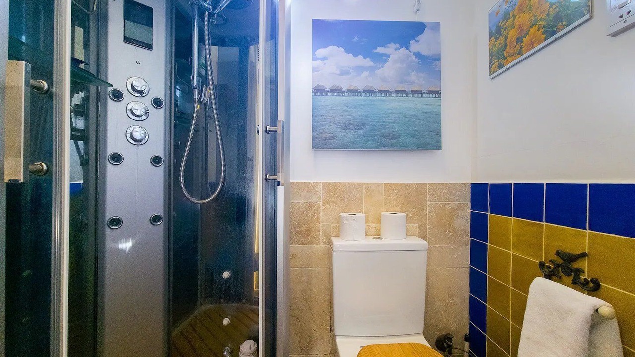 Photo of Bathroom in Island Gardens