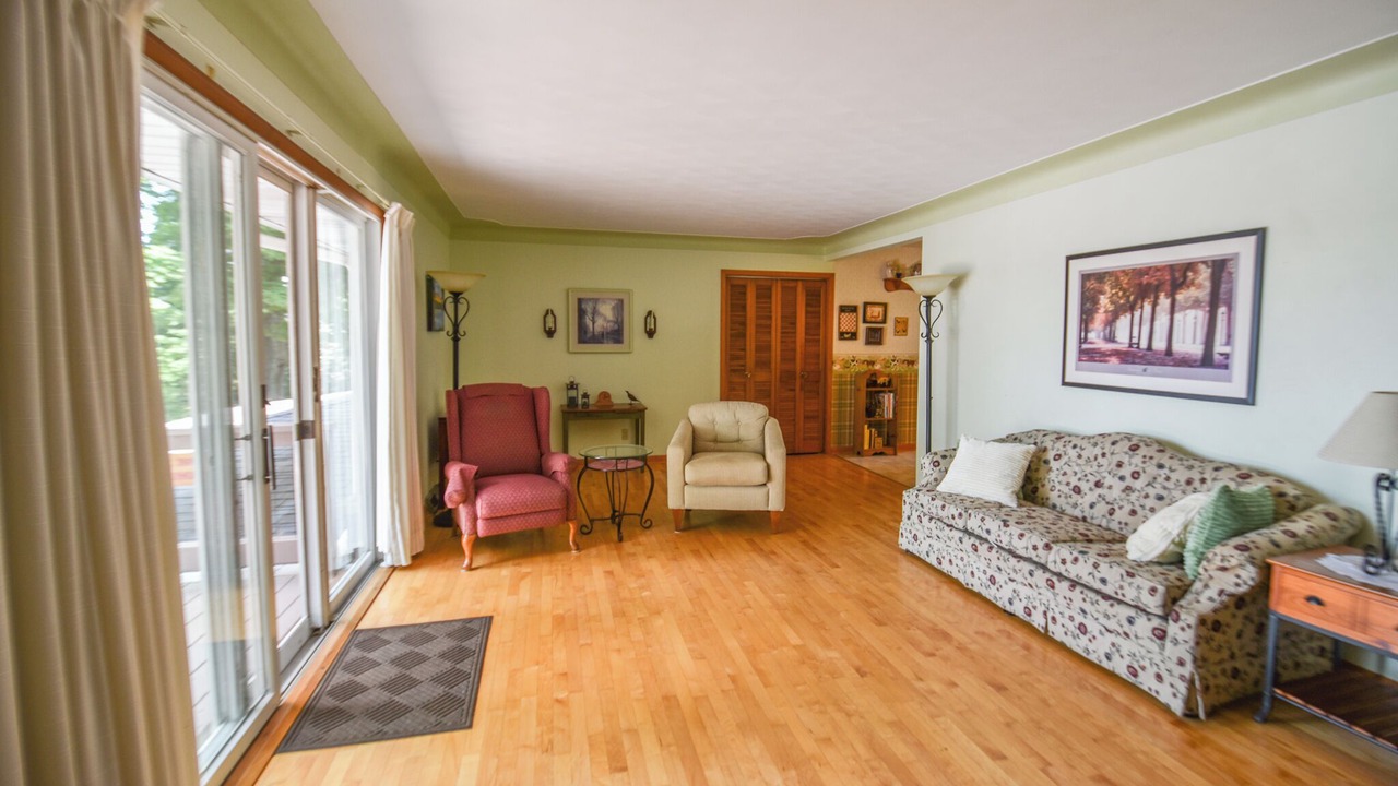 Photo of Livingroom in East Leroy