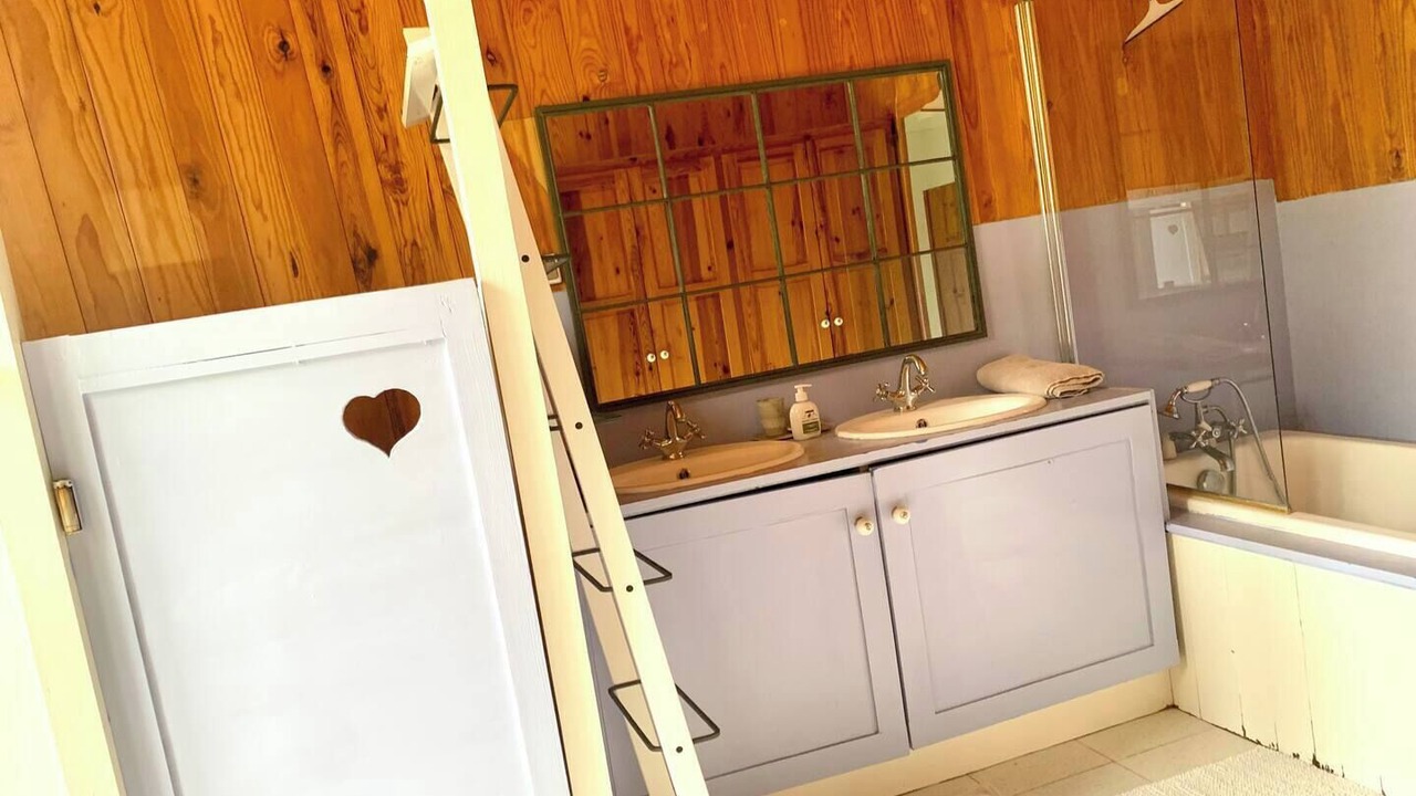 Photo of Bathroom in Leogeats