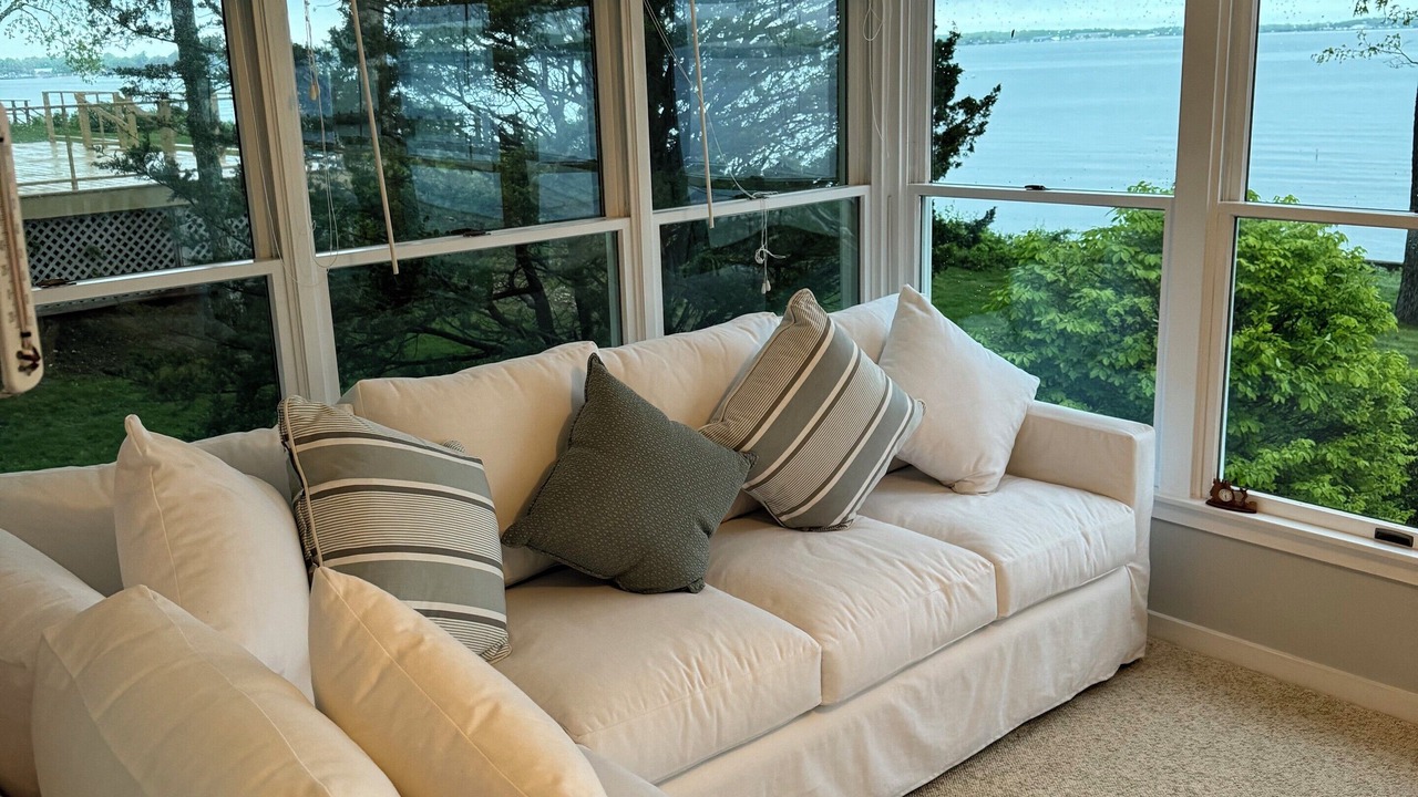 Photo of Livingroom in Town of Southold Town