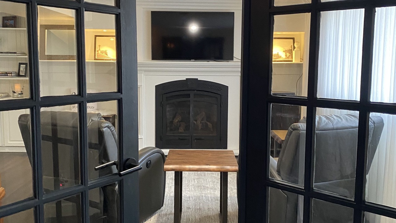 Photo of Livingroom in Mono