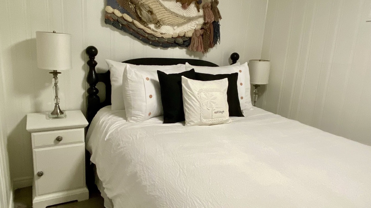 Photo of Bedroom in Mono