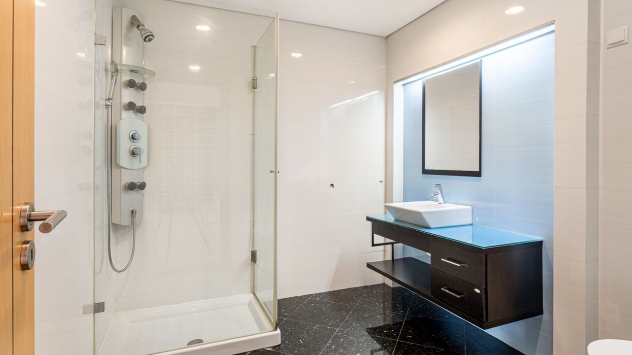 Photo of Bathroom in Linda-a-Velha