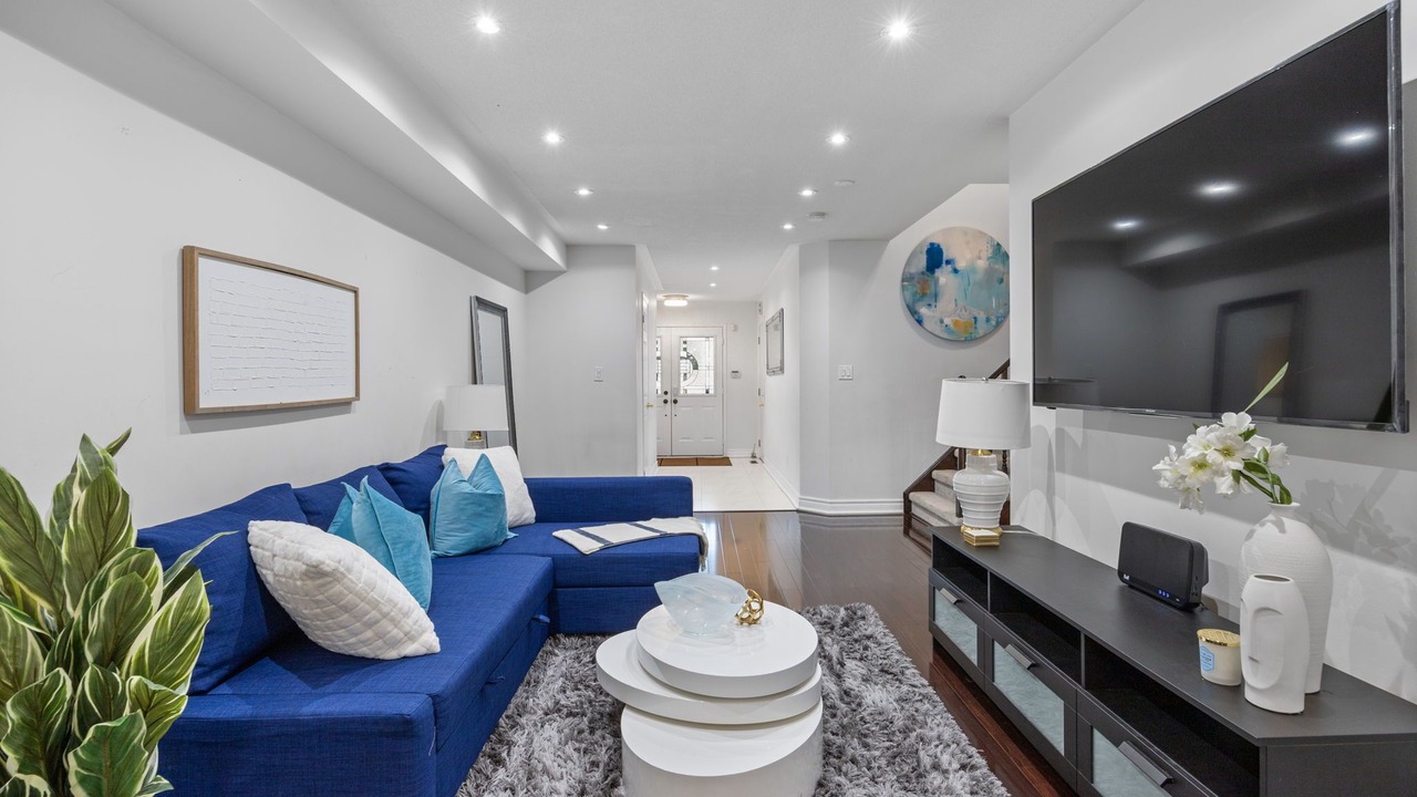 Photo of Livingroom in Ajax