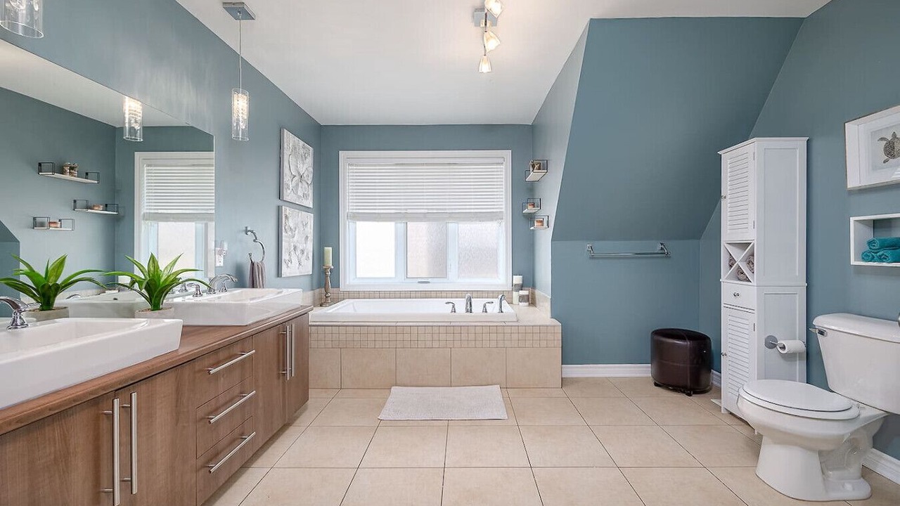 Photo of Bathroom in Aylmer