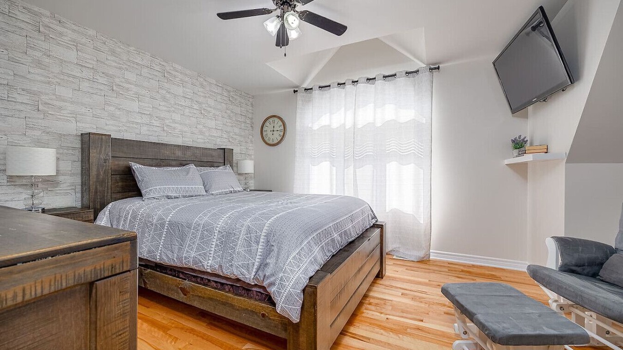 Photo of Bedroom in Aylmer