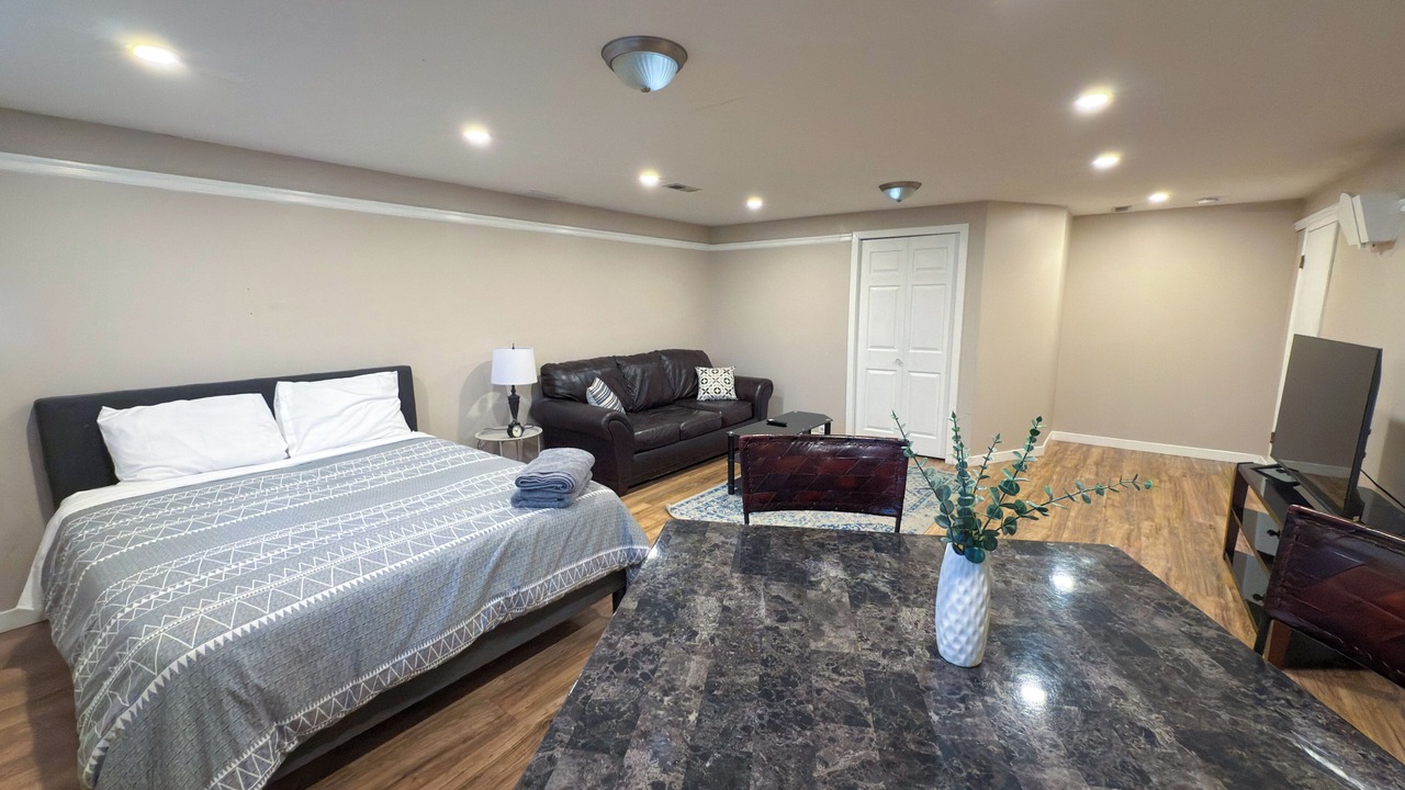 Photo of Livingroom in Varsity
