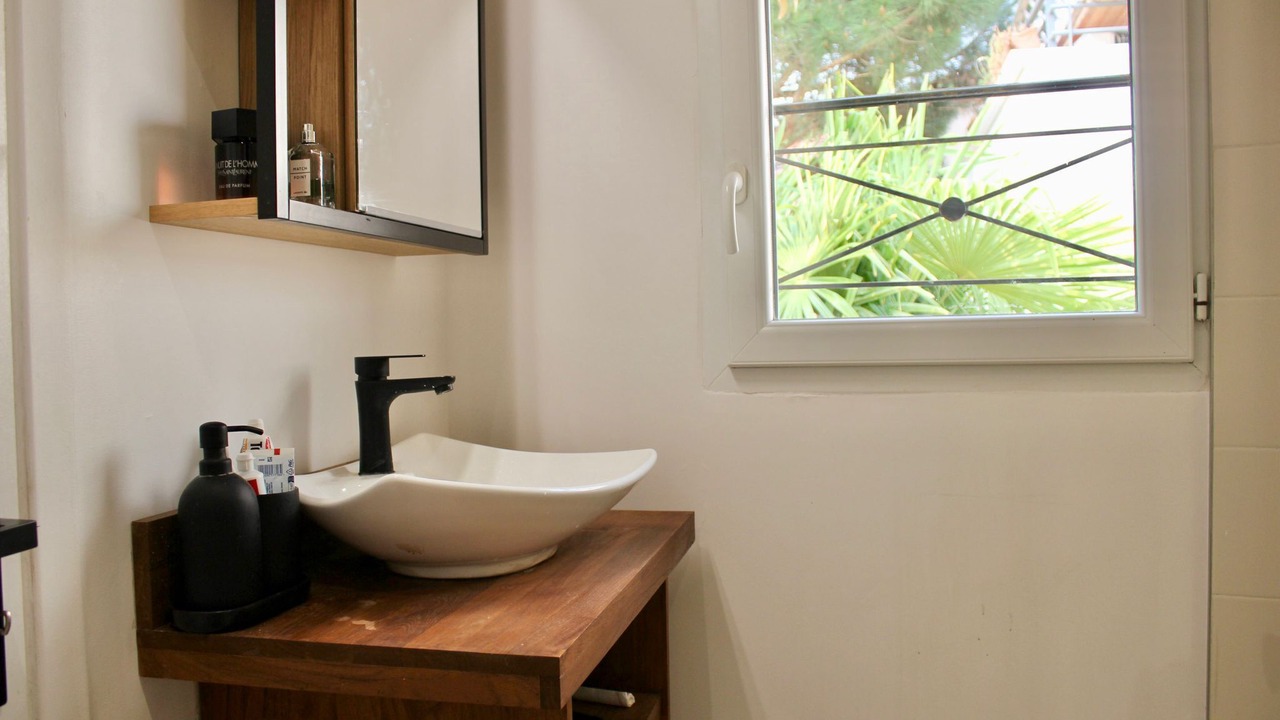 Photo of Bathroom in Saint-Remy-les-Chevreuse