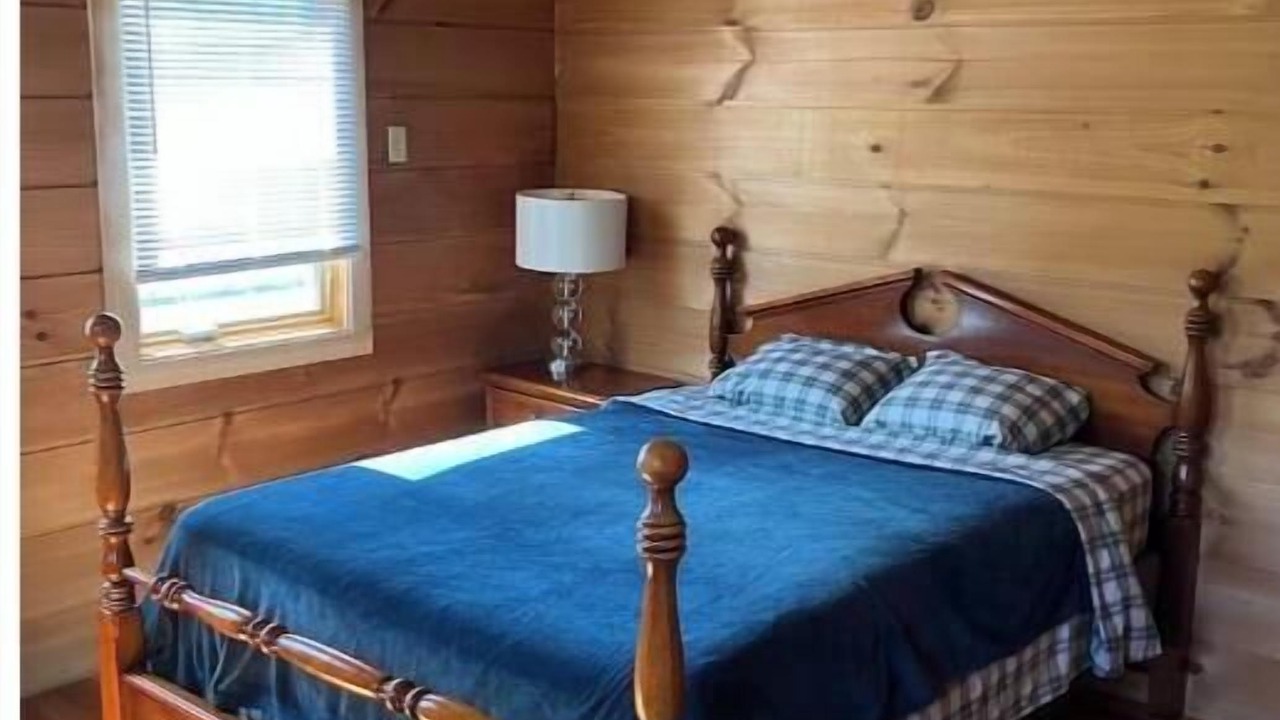 Photo of Bedroom in Nelsonville