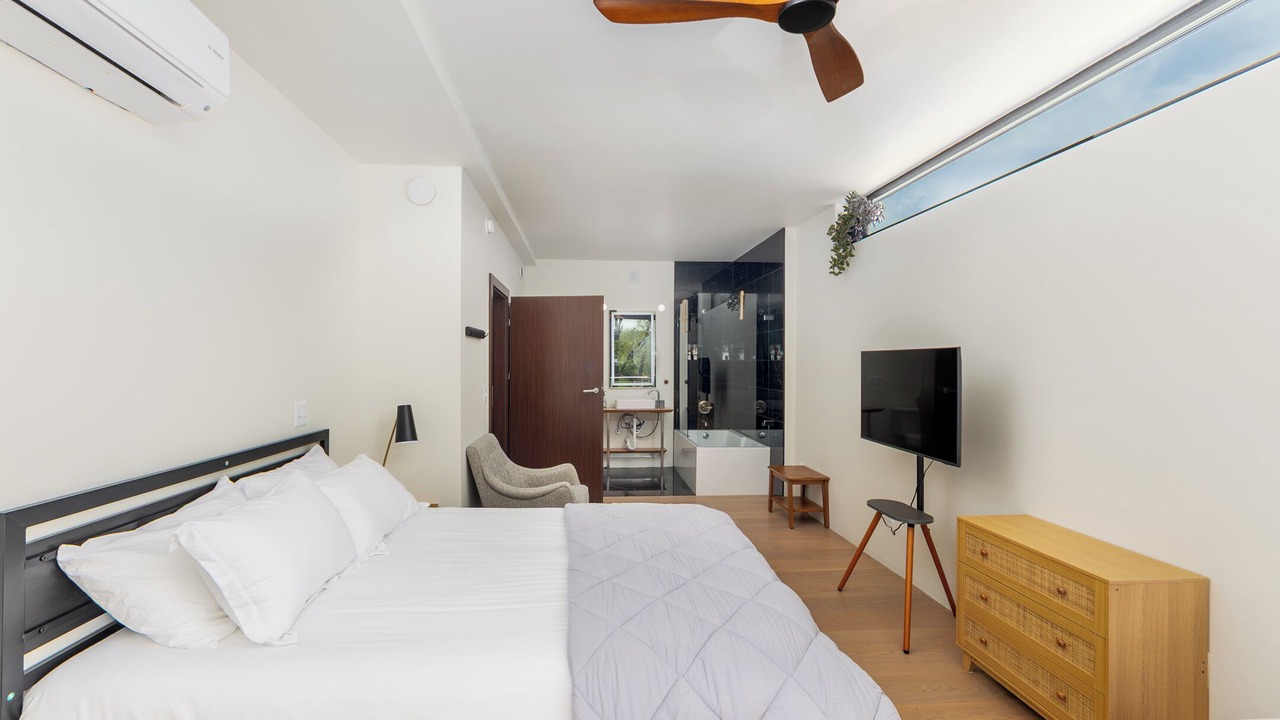 Photo of Bedroom in King