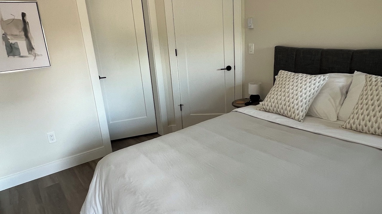 Photo of Bedroom in Harrison Hot Springs