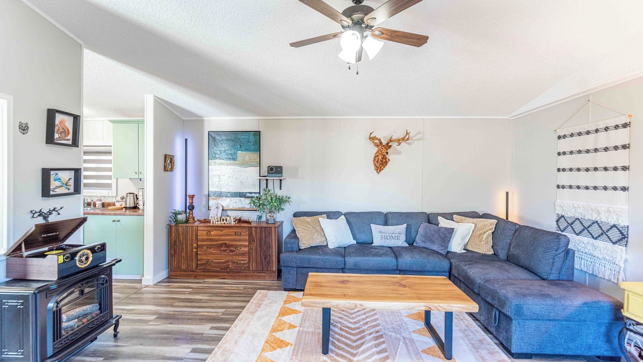 Photo of Livingroom in Division No. 11
