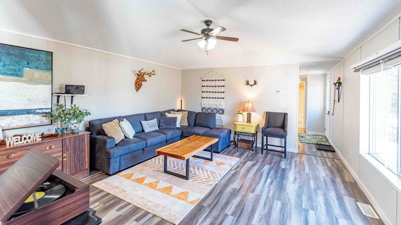 Photo of Livingroom in Division No. 11