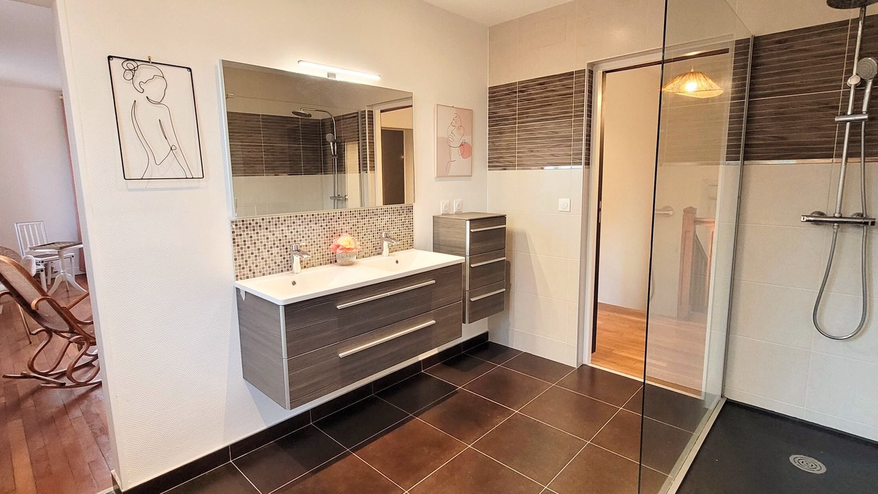 Photo of Bathroom in Saint-Martin-des-Besaces