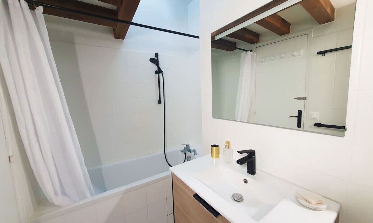 Photo of Bathroom in Suresnes