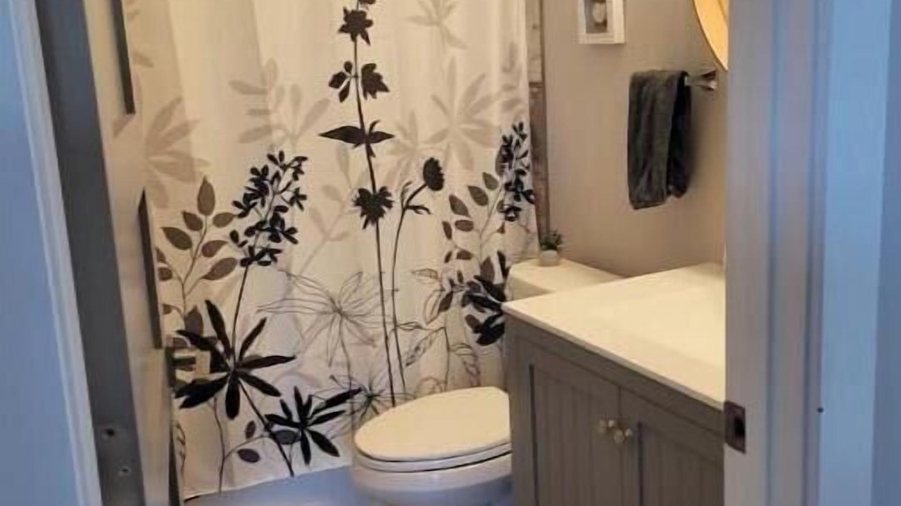 Photo of Bathroom in Division No. 7