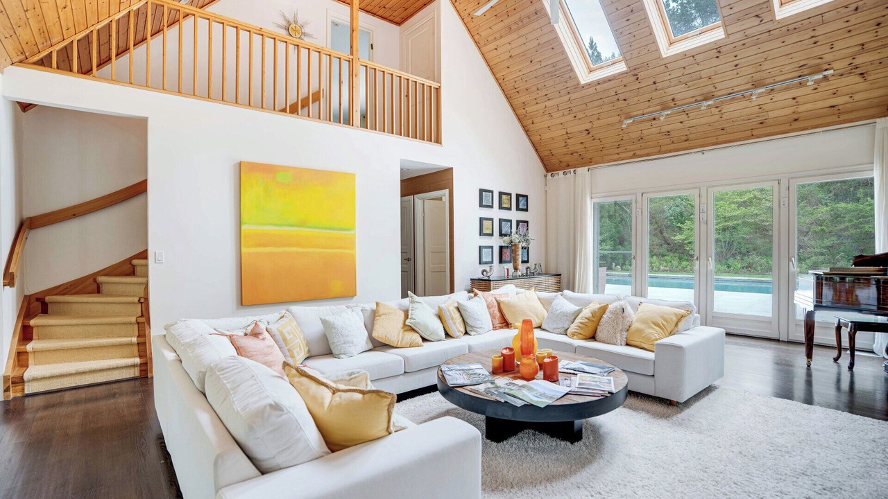 Photo of Livingroom in Wainscott Woods