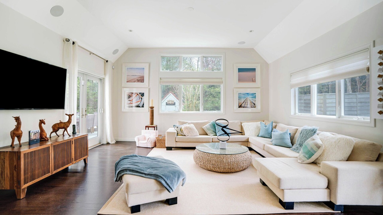 Photo of Livingroom in Wainscott Woods