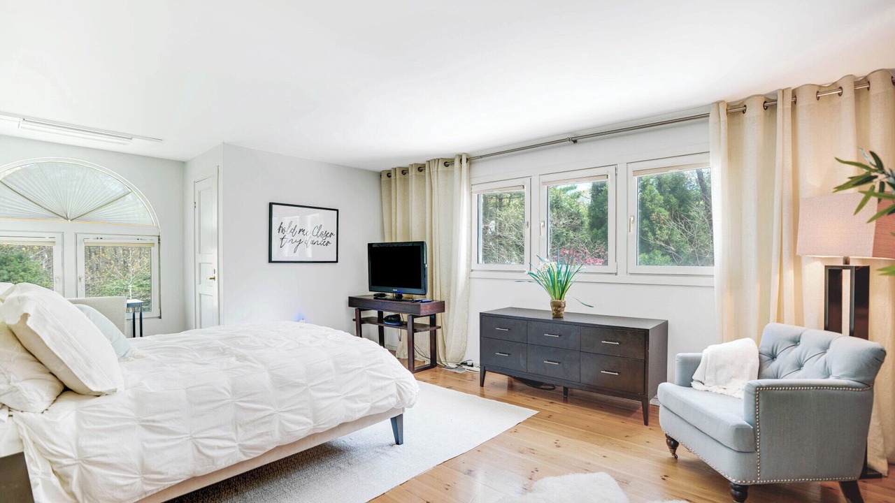 Photo of Bedroom in Wainscott Woods