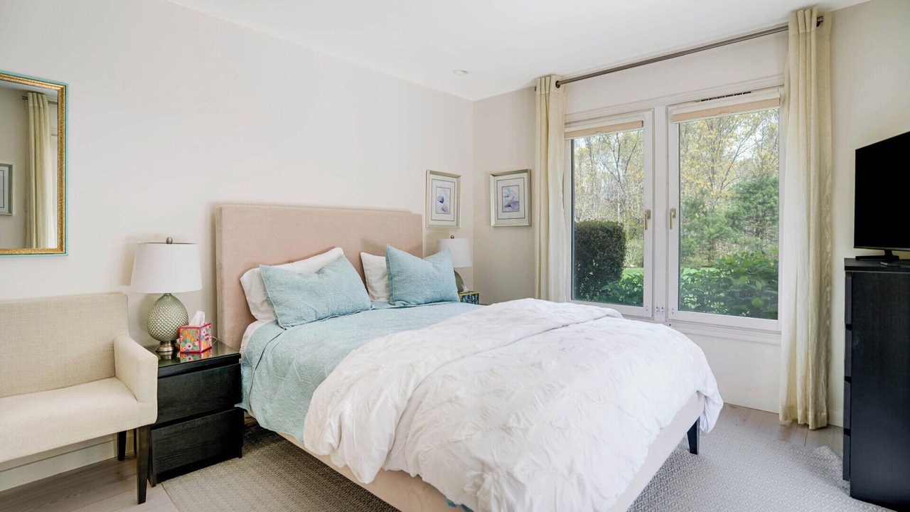 Photo of Bedroom in Wainscott Woods