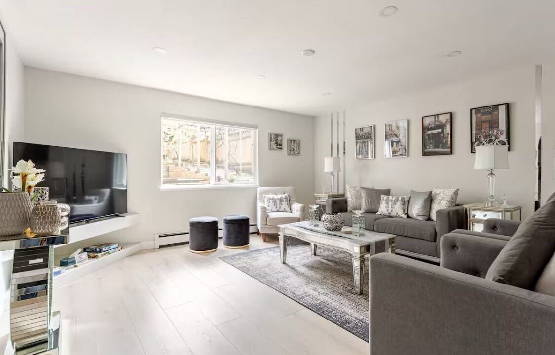 Photo of Livingroom in Burke Mountain