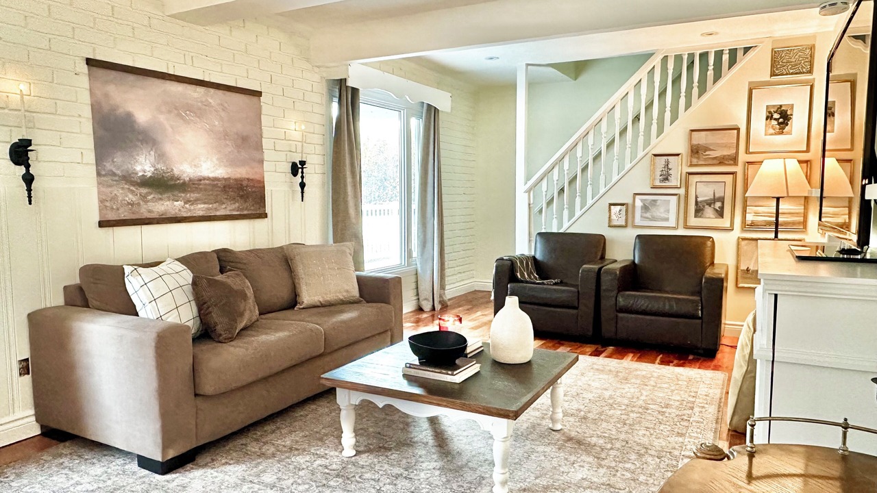 Photo of Livingroom in Durham Region