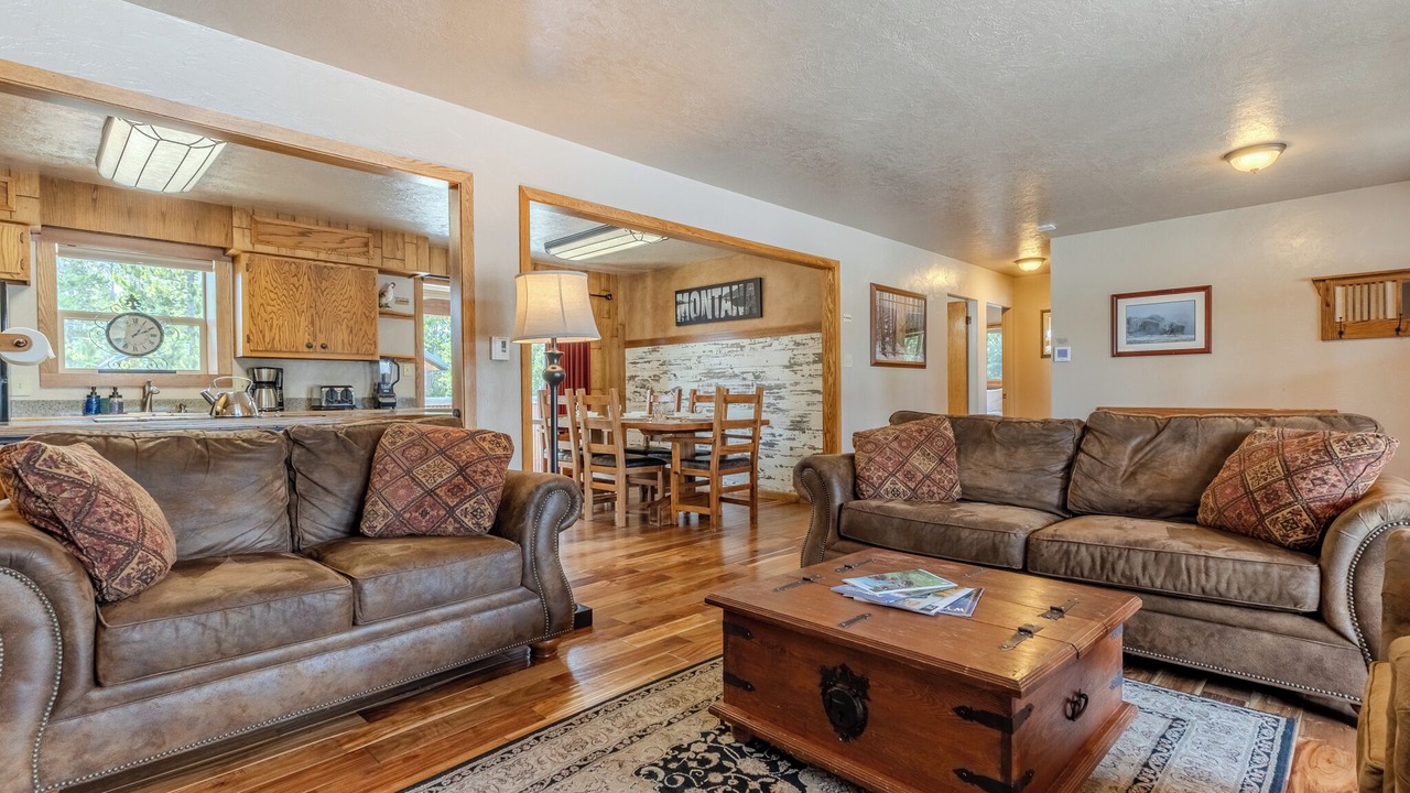 Photo of Livingroom in West Yellowstone