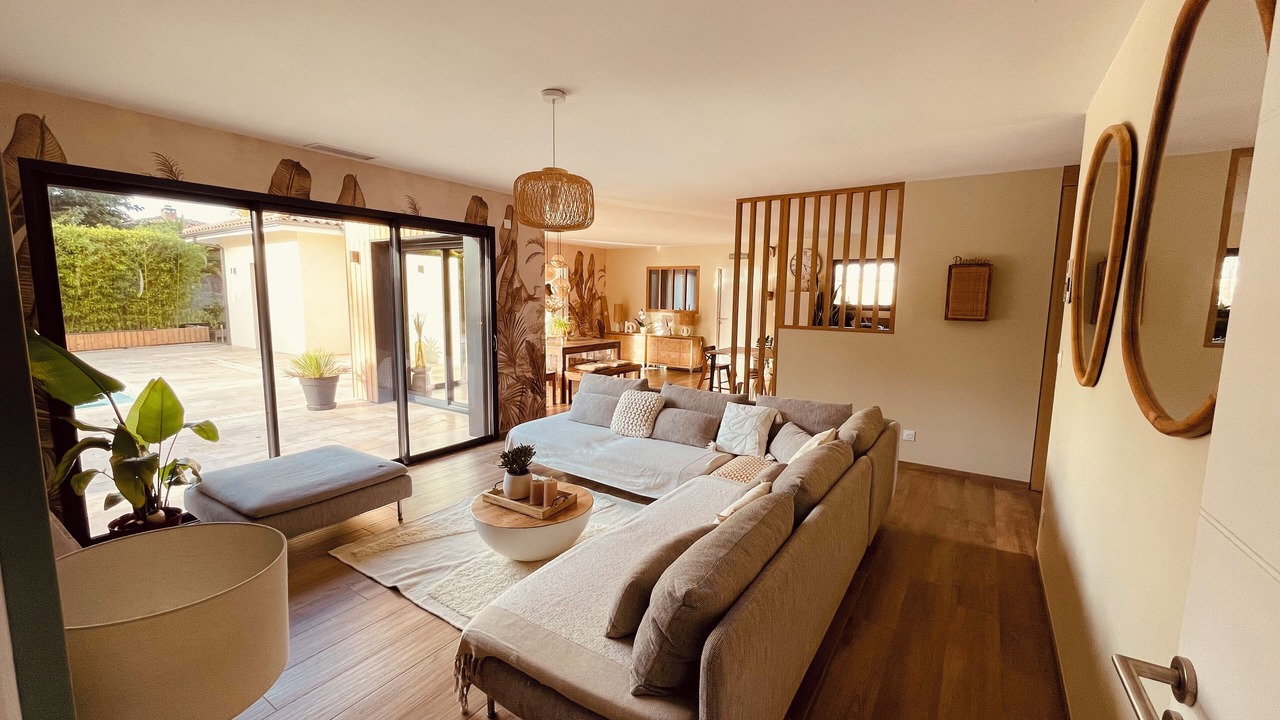 Photo of Livingroom in Cadillac-en-Fronsadais