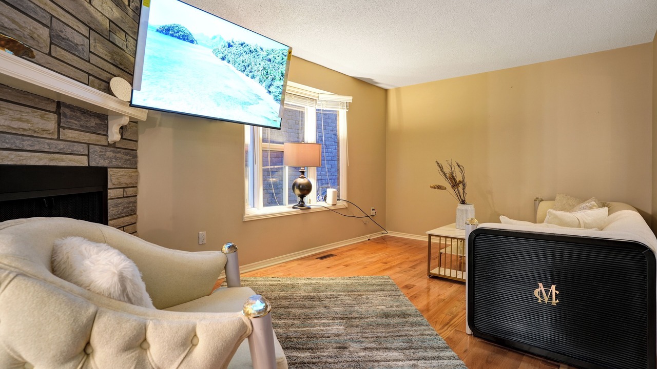 Photo of Livingroom in Thornhill