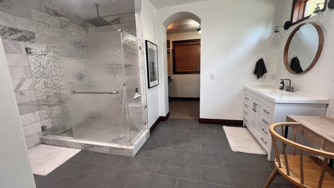 Photo of Bathroom in Lakeview