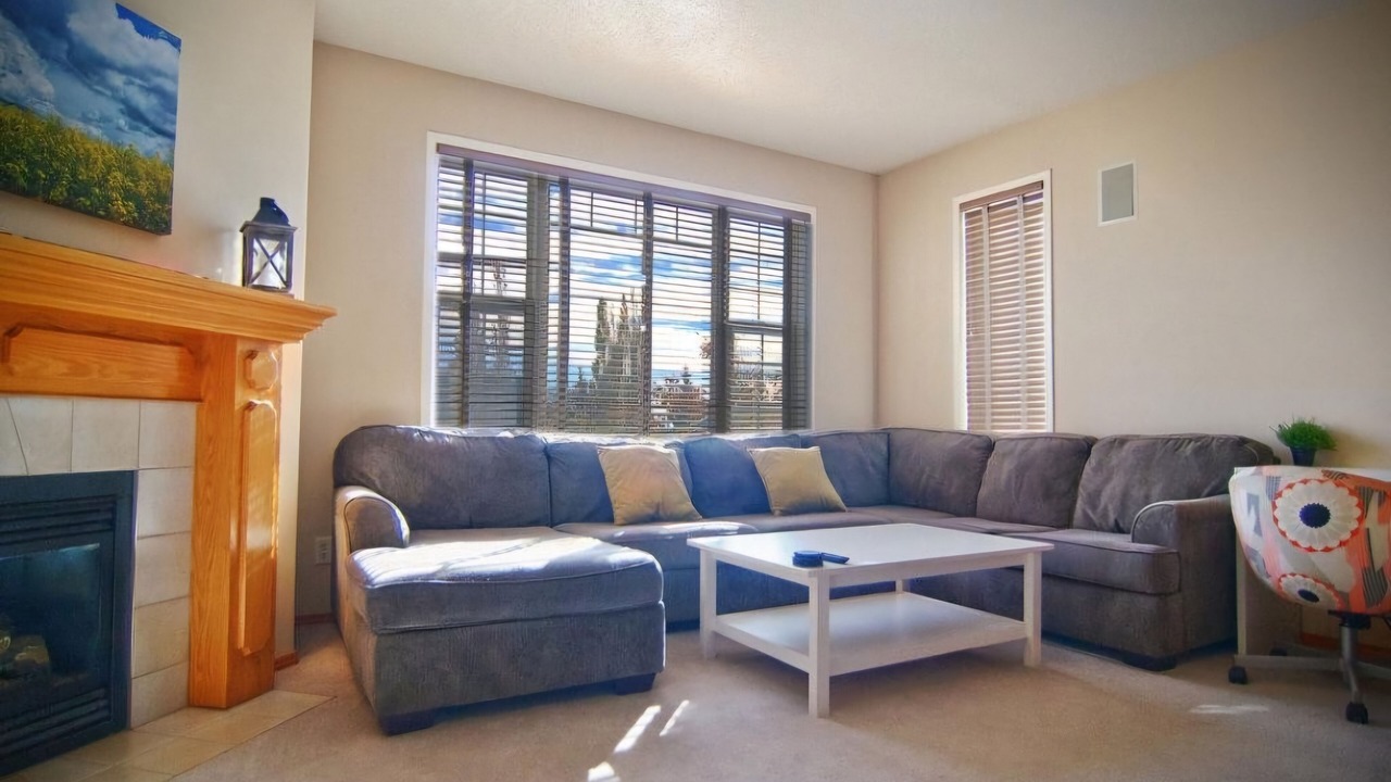 Photo of Livingroom in Arbour Lake