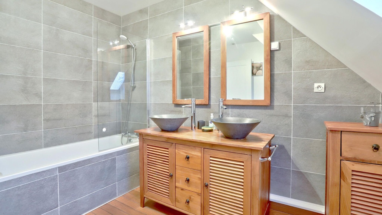 Photo of Bathroom in Quettehou