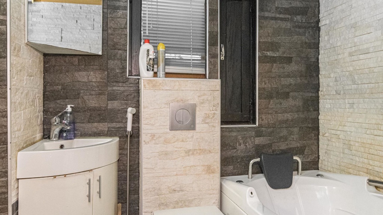 Photo of Bathroom in Maentsaelae