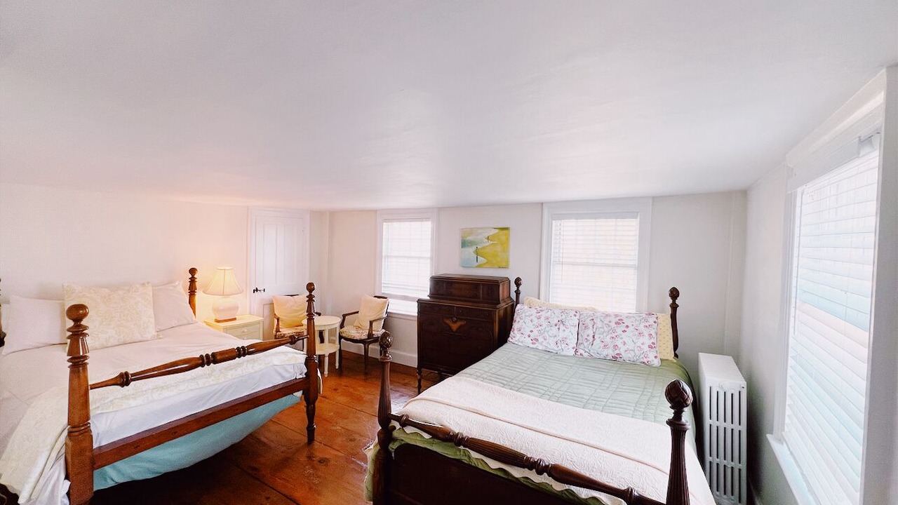 Photo of Bedroom in Saybrook Manor