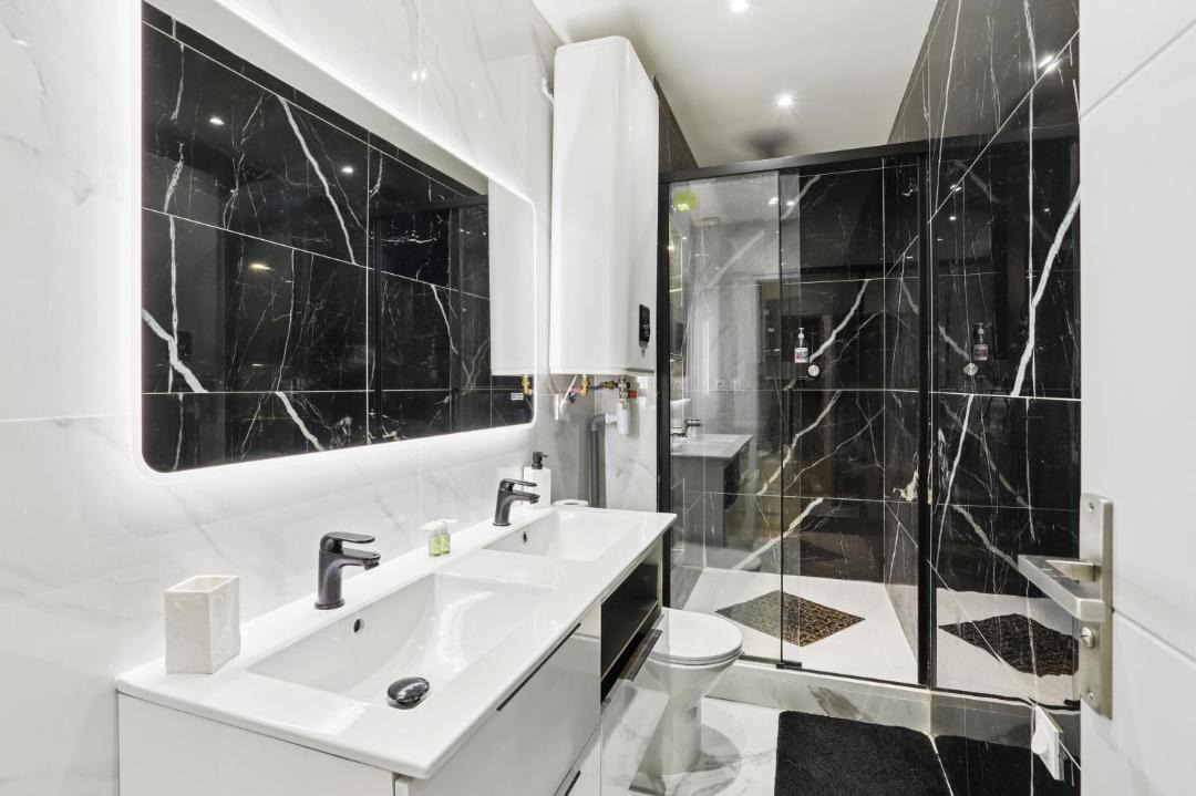 Photo of Bathroom in Griffon - Royale